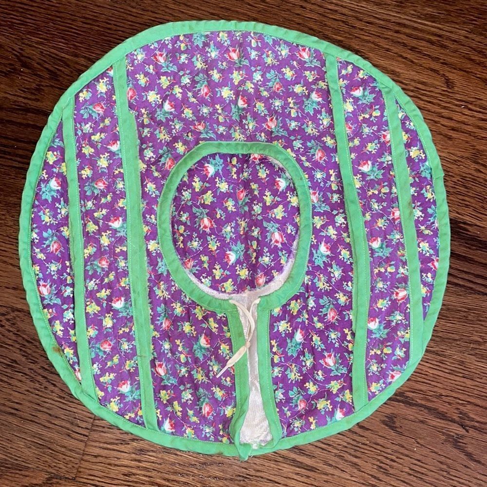 Kitschy Vtg quilted purple & green floral casserole carrier